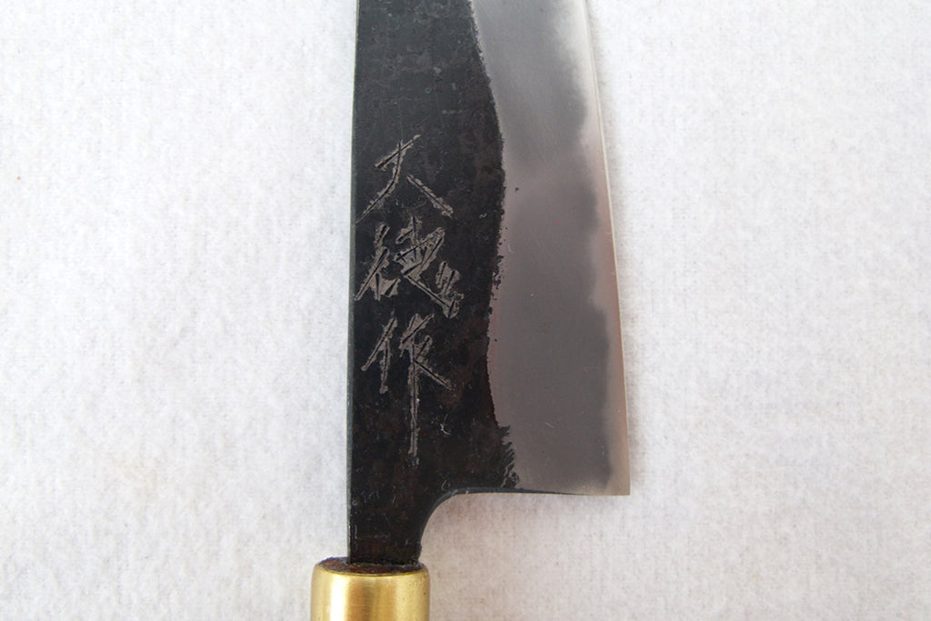 焼き入れによって黒くなった表面をあえて残した黒打包丁。赤畠さんがつくられたことを証明する銘切りも。