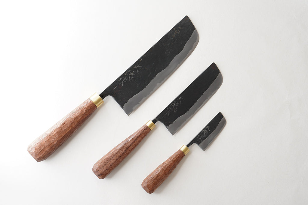 上から黒打菜切包丁 165mm、黒打菜切包丁 120mm、黒打coro包丁 菜切型