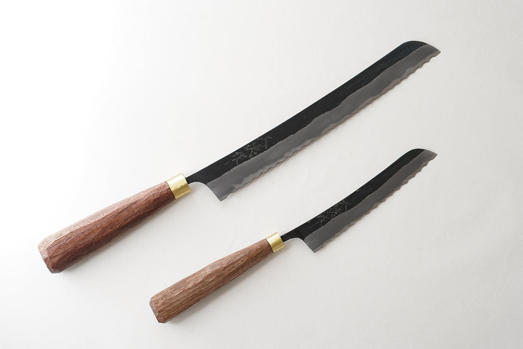 上から黒打パン切り包丁 210mm、黒打パン切り包丁 120mm
