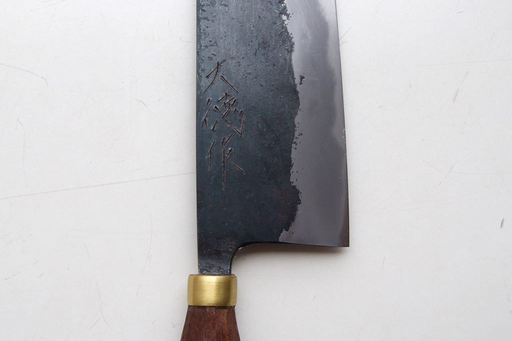 焼き入れによって黒くなった表面をあえて残した黒打包丁。赤畠さんがつくられたことを証明する銘切りも。
