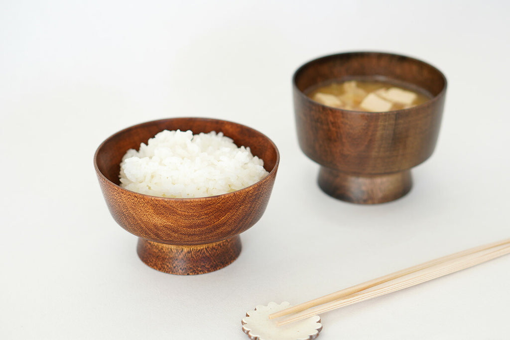 左から飯椀（生漆拭き漆仕上げ）、汁椀（黒漆拭き漆仕上げ）