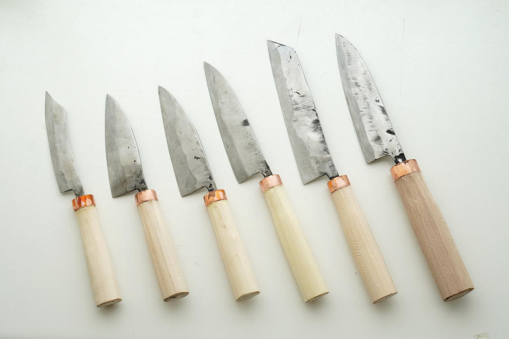 左から、果物ナイフ、三徳包丁、万能包丁（小型）、万能包丁、菜切包丁、出刃包丁（中型）